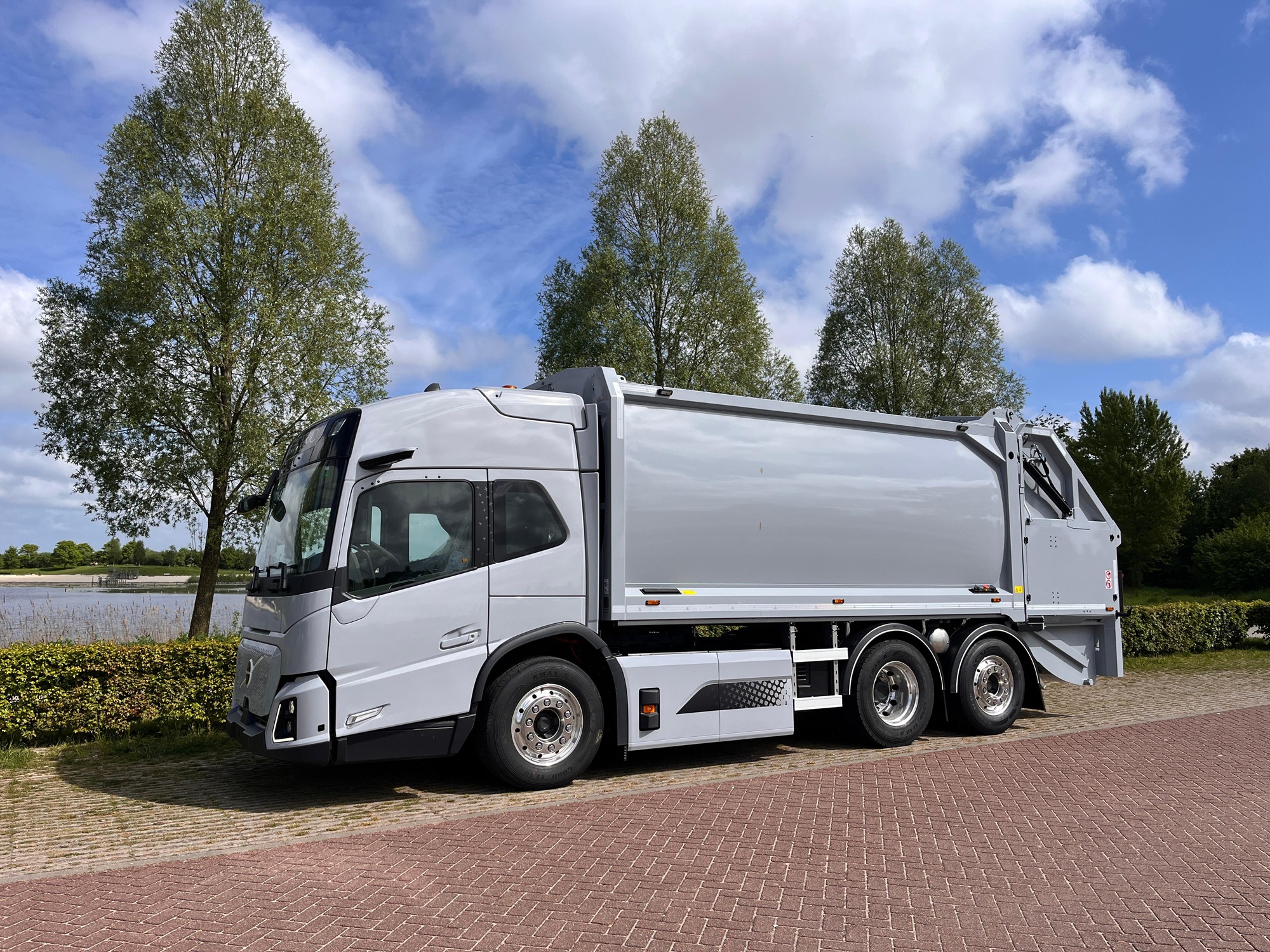Eerste Volvo FM Low Entry-trucks van Nederland voor HVC