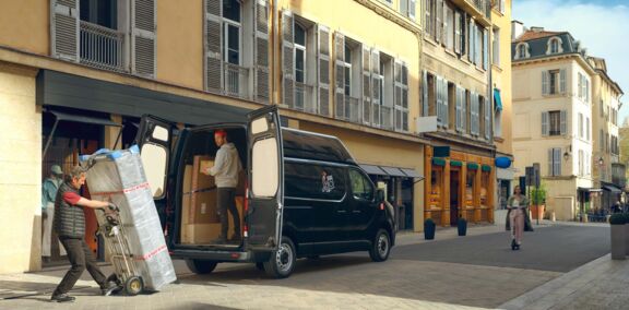 LVS-Renault-Trafic-dubbele-cabine-l2h2-zwart-laden-en-lossen-in-de-stad-open-laaddeur