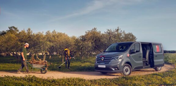 LVS-Renault-Trafic-dubbele-cabine-grijs-buiten-open-zijdeur-hoveniers