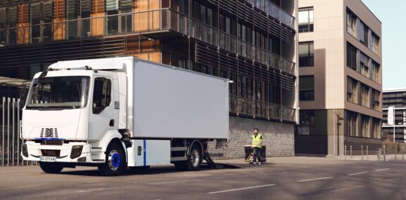 LVS-Renault-Trucks-D-E-Tech-laden-lossen-in-de-stad