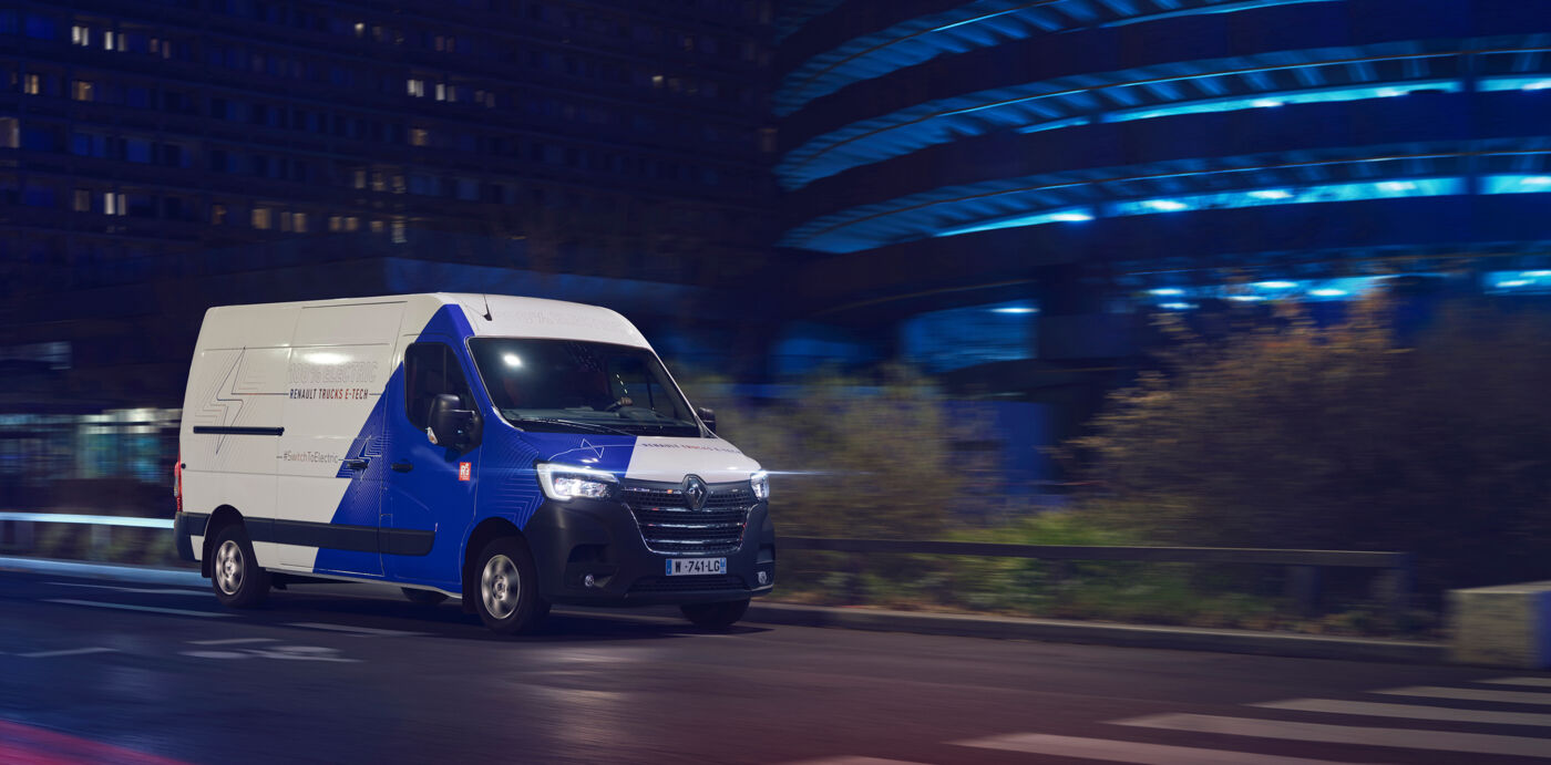 LVS-Renault-Master-E-Tech-bestelwagen-rijdend-'s-nachts-in-de-stad