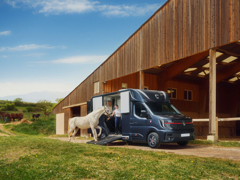 Renault-Trucks-Master-horses-03