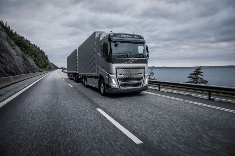 LVS-trucks-Volvo-Trucks-Volvo-FH-rijdend-op-snelweg-2