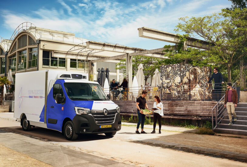 LVS-Renault-Master-E-Tech-gekoelde-bakwagen-levert-krat-met-fruit-af-bij-klant