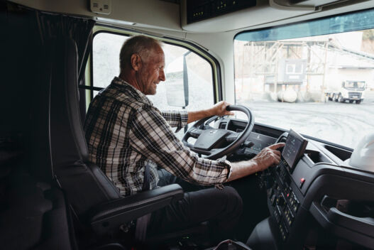 Een optioneel 9-inch secundair display met camerabeelden, infotainment, navigatiehulp, en transportinformatie Een optioneel 9-inch secundair display met camerabeelden, infotainment, navigatiehulp, en transportinformatie