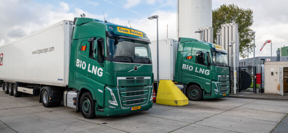 Gam Bakker duurzaam op weg met twee Volvo FH-trekkers op Bio-LNG