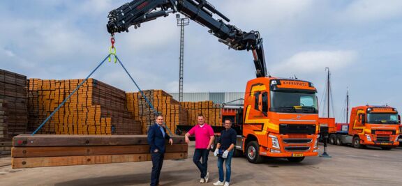 LVS Trucks levert nieuwe 500pk bakwagen aan Prins Transport