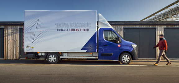 LVS-Renault-Master-E-Tech-chassis-cabine-met-bakwagen-opbouw-zijkant