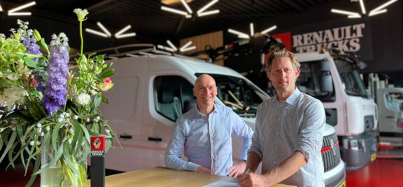 Ondertekening aanbesteding Gemeente Hoorn LVS Bedrijfswagens en Gemeente Hoorn tekenen overeenkomst voor levering van 24 elektrische bedrijfswagens