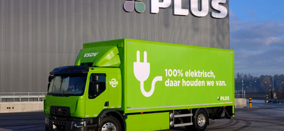 PLUS maakt transport groener: tweede 100% elektrische vrachtwagen de weg op