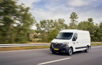 Renault Master gesloten bestelwagen rijdend op de snelweg LVS bedrijfswagens