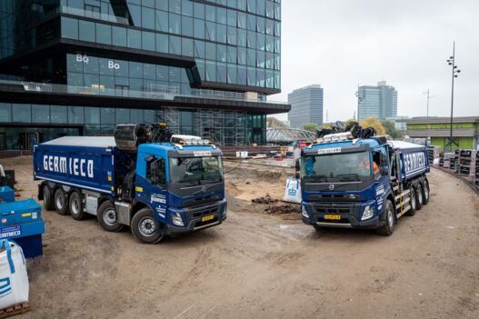 Volvo FMX 460 10x4 Tridem (l) en de Volvo FMX 460 8x4 Tridem met een elektrische kraan (r). LVS-Trucks_Germieco_Volvo_2022