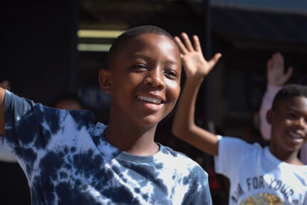 stop-look-wave-volvo-trucks-3 stop-look-wave-volvo-trucks-3