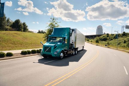LVS-Trucks-Elektrisch-in-opmars-Volvo-VNR-Electric