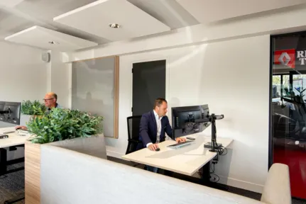 176-LVS-Bedrijfswagens_Renault Trucks Experience Centre (3)_
