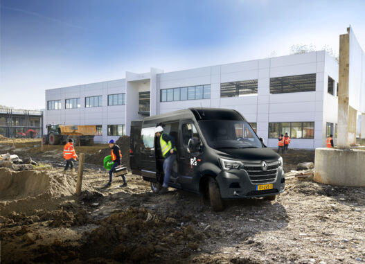 Renault Master bestelwagen met dubbele cabine op de bouw LVS bedrijfswagens