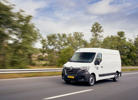 Renault Master gesloten bestelwagen rijdend op de snelweg LVS bedrijfswagens