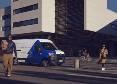 LVS-Renault-Master-E-Tech-pakketbezorger-in-de-stad