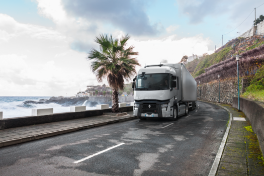 LVS-Renault-Trucks-T-rijdend-zee