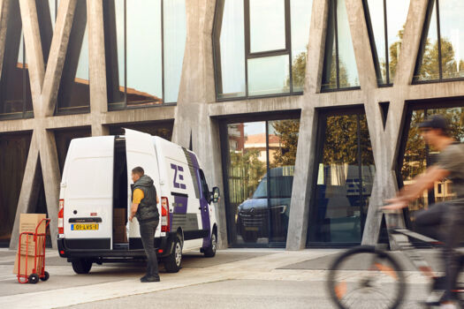 Elektrische Renault Master ZE bestelwagen inladen door koerier distributie LVS bedrijfswagens