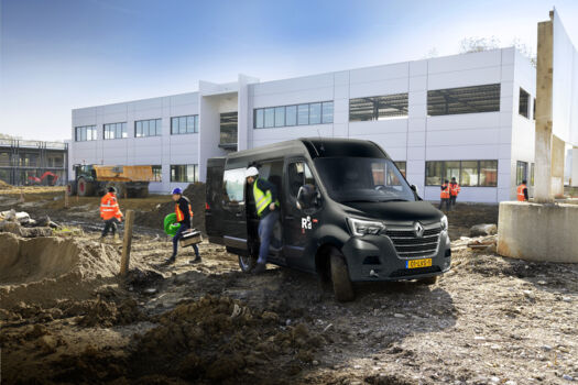 Renault Master bestelwagen met dubbele cabine op de bouw LVS bedrijfswagens